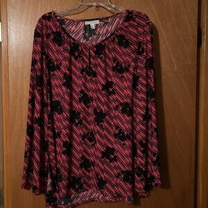 Ladies long flair sleeve top fits like XXL
